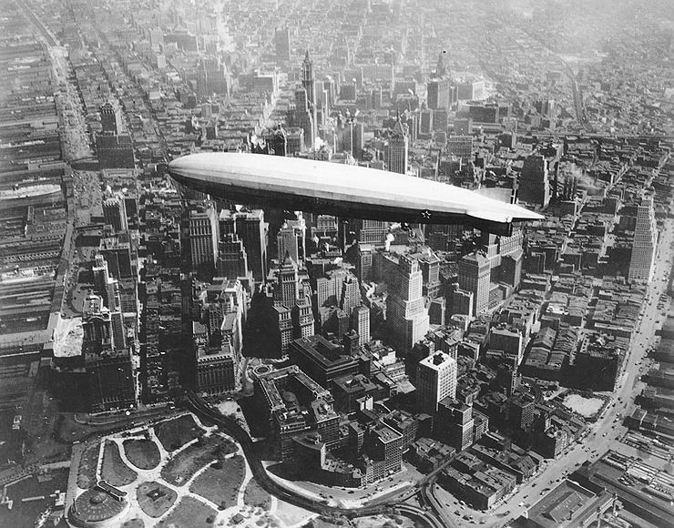Uss_los_angeles_airship_over_Manhat.jpg